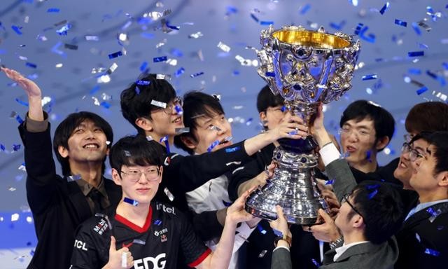 T1, 롤드컵 5회 우승 기록 차지! 역전 승으로 중국팀 BLG 격파하여 최강의 존재 증명