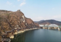충주호의 아찔한 ‘출렁다리’ 건널까, 고요한 ‘잔도길’ 건널까