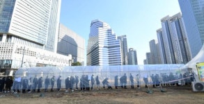 [오늘의 1면 사진] 겨울바람 속 코로나 검사