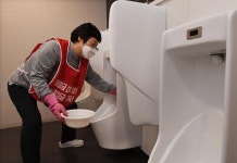 청소원은 화장실에 상주하라 지자체의 깨알 같은 갑질 계약