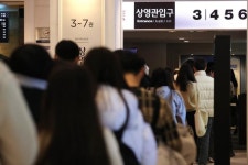 스파이더맨 봐야 하는데... 연말 대목에 10시 제한 폭탄 맞은 영화관