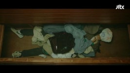 여대 목욕탕에 숨긴 간첩.... 거세진 설강화 민주화 훼손 논란