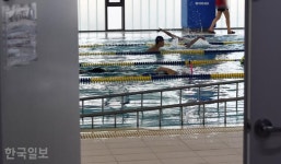 장애인 선수들 뺨 때리고 기둥에 묶어 폭행… 지옥의 수영장 [일그러진 스포츠]