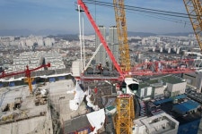 140m 상공에서 안전줄 묶고 주춤주춤… 아찔했던 해체작업