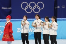 쇼트트랙 개인전 이어 계주도 여자 3,000m 은메달 낭보