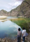 '앞섬·뒷섬' 산속 섬마을... 물돌이 강변 따라 봄소풍 가는 길 [자박자박 소읍탐방]