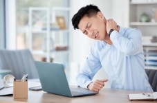 바늘로 찌르는 듯한 뒷머리 통증, 왜 생길까?