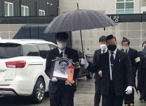 하늘의 별이 된 이외수... 빗줄기 속에 영면