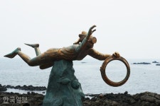 오름·돌담·쪽빛 바다… 제주의 매력 다 모아 놓은 섬 [자박자박 소읍탐방]