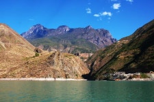 천혜의 요새 풍경도 예술... 금사강 협곡 아슬아슬 명품 마을 [최종명의 차이나는 발품기행]