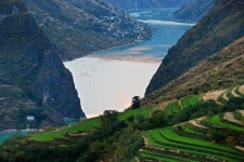 천혜의 요새 풍경도 예술... 금사강 협곡 아슬아슬 명품 마을 [최종명의 차이나는 발품기행]