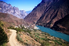 천혜의 요새 풍경도 예술... 금사강 협곡 아슬아슬 명품 마을 [최종명의 차이나는 발품기행]