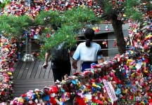 [포토에세이] 비바람에도 굳건한 남산서울타워 ‘사랑의 열쇠’