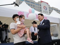 새로 이사 온 대통령입니다... 尹, 용산주민 400명 초대 행사