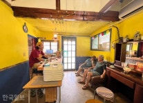 [이런 여행] 여행자가 만든 여행자의 방… 숲속 그늘에 차린 다방