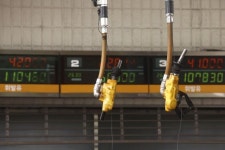 ①주유소 재고 소진 ②국제유가 주춤...기름값, 당분간 내릴 가능성에 힘 보태