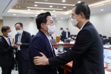 원 장관이 제시한 택시난 해법...심야 운행 실적에 보조금 연동해 영업 강제