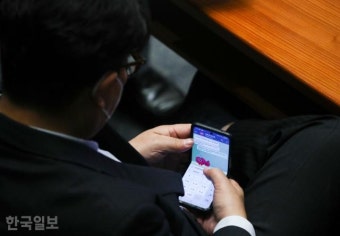 한동훈은 다르네… 웅크리고 휴대폰 확인, 권성동 문자 노출 의식했나