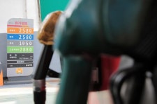 고유가로 곳간 채운 정유사들... 아낌없이 탈정유에 쓰련다