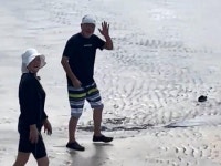 文 전 대통령 부부, 제주서 탁현민 만나 물놀이 휴가 중