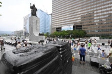 재개장 이틀째… 광화문광장은 종일 공사판 [사진잇슈]