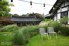 돌담길·석장승 지나… 그 여름의 끝에 붉은 꽃송이 [자박자박 소읍탐방]