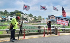 입구 막고  다짜고짜 문재인 간첩 말하라… 평산마을 한달 르포