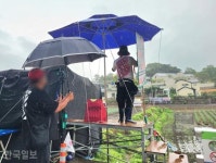입구 막고  다짜고짜 문재인 간첩 말하라… 평산마을 한달 르포