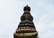 문화재가 눈에 차랴~ 경내는 온통 총천연색 전시장 [자박자박 소읍탐방]