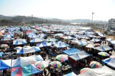 없는 게 없어 개시장 오명 벗고 전국 최대 만물시장으로