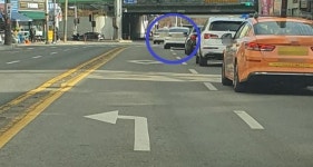 갑자기 사라진 직진차로...당황하는 운전자들