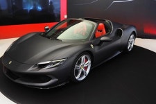 [리뷰] 과거를 딛고, 미래로 향하는 페라리의 DNA – 페라리 296 GTS