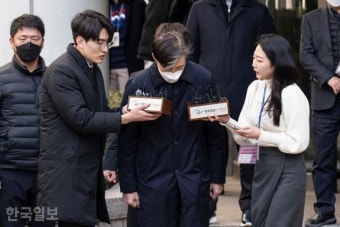 실형 선고 직전 꼿꼿하던 조국, 