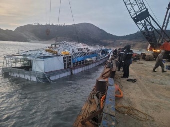 인양 마친 '청보호' 목포로 예인...실종자 4명 수색 주력