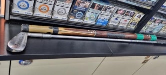 편의점 점주들은 왜 전기충격기·가스총까지 갖춰 놓아야 했나...불투명 시트지 때문에 범죄 걱정 커져