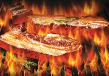 통삼겹살을 직화그릴에 구워 불맛과 육즙 가득