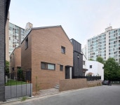 하늘 마당에서 삼 형제가 바람처럼 뛰노는 집[집 공간 사람]