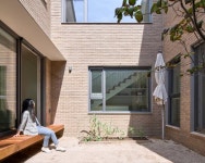 하늘 마당에서 삼 형제가 바람처럼 뛰노는 집[집 공간 사람]