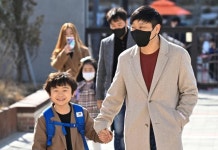 아이들은 지금 자란다... 어른들을 지켜보면서