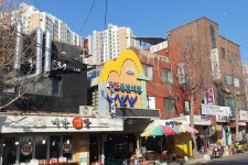 지팡이 짚고 시장 걷다가 트럭 오면 아찔…고령친화상점 왜 안됐나