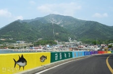 먹물처럼 흩뿌려진 섬... 지리산 끝자락 바다 위 수묵화 [자박자박 소읍탐방]