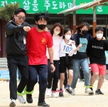 [오늘의 1면 사진] 선생님도 학생도 사랑의 이인삼각