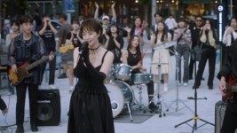 록밴드 보컬 된 홍수아, 영화 