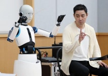 지휘자라기보다 지휘 동작 퍼포머… 국내 첫 로봇 지휘 공연 부재