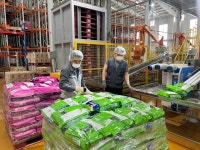 사람 못 먹는 건 하나도 안넣었다…갓 쪄낸 개 사료 먹어봤더니 쫄깃  [르포]