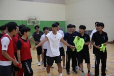 황희찬, 모교 포항제철고 깜짝 방문… 장학금 3000만 원 전달