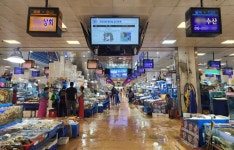 손님 뚝 수산시장… 우린 죽어나는데, 정치인들은 싸우느라 난리네요