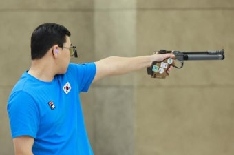 ‘손 떨림’ 때문에 왼손으로 바꾼 사격 이원호, 김보미와 혼성 10m 공기권총 동메달