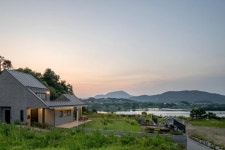 마당건축사사무소주 | 고향 산천을 누리는 노후...마당 있는 집에서 따로 또 같이 [집 공간 사람]