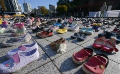 서울 한복판에 놓인 2000켤레 신발... 침묵으로 평화 외치다